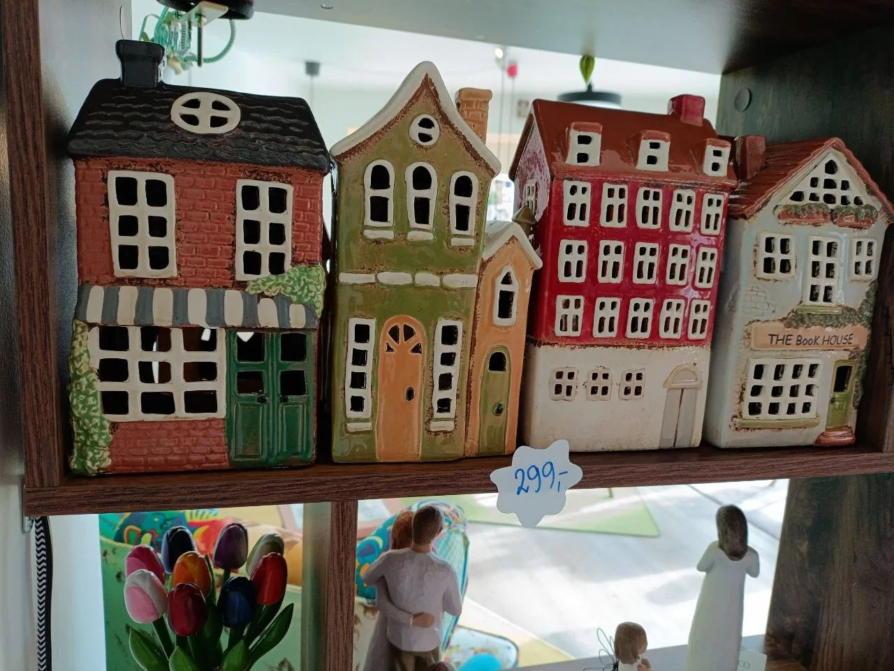 Fire forskellige keramikhuse på hylden i Kaffehjørnet 21